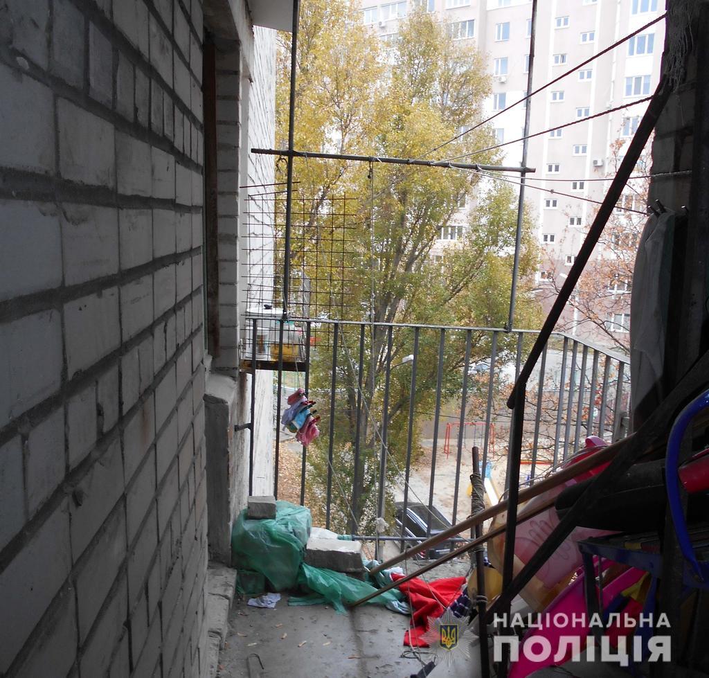 В Харькове повесилась школьница: подробности трагедии 