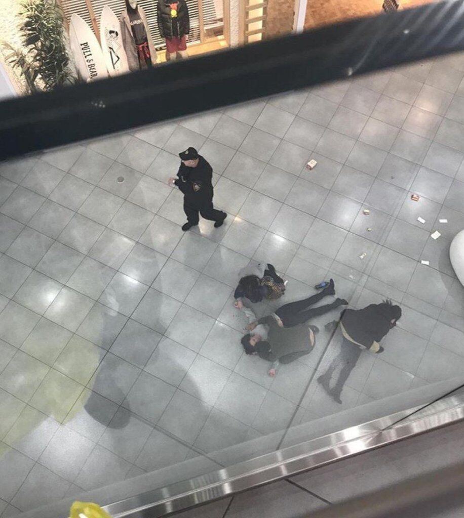 В ТЦ Москвы девушки делали селфи и упали с 3-го этажа: момент попал на видео (18+)
