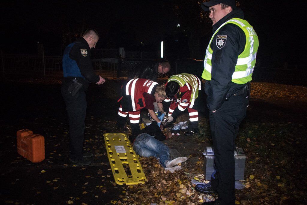  Улетел за забор: в центре Киева полиция сбила человека
