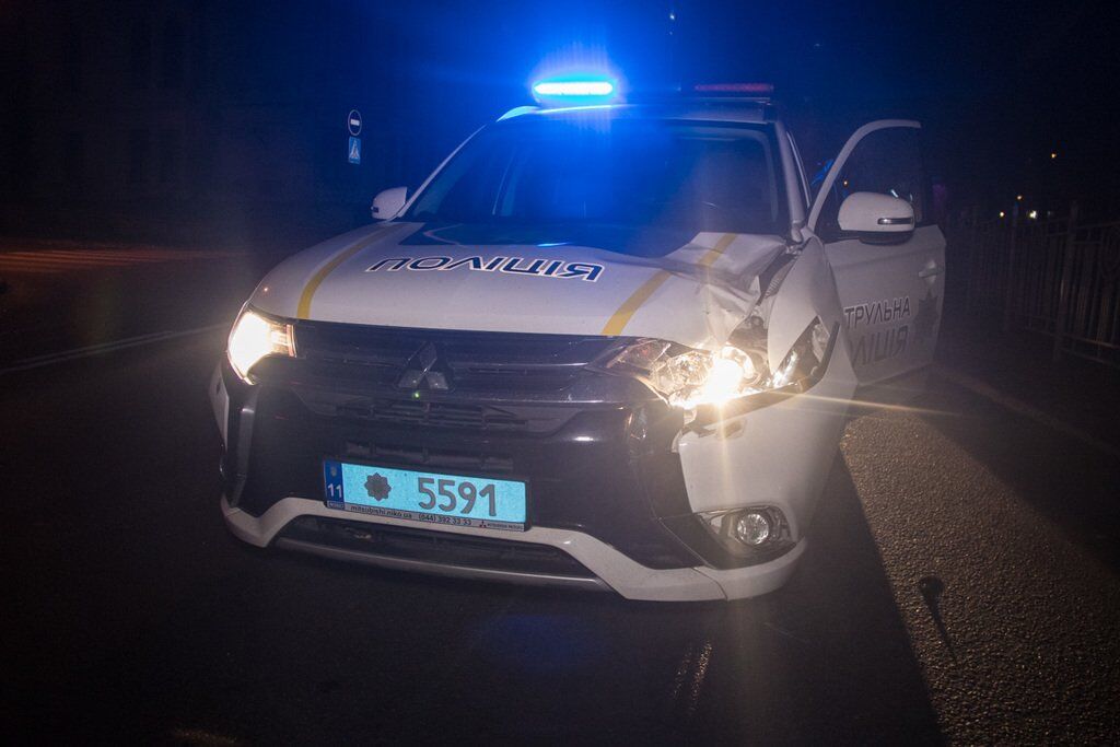  Улетел за забор: в центре Киева полиция сбила человека