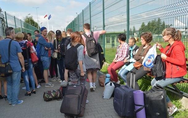 ''Усі гроші йдуть на їжу та житло'': як живеться українським заробітчанам і які сюрпризи їм готують