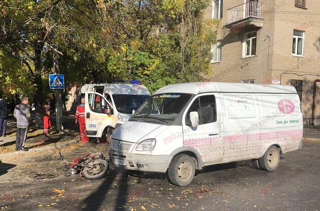 В Запорожской области водитель микроавтобуса сбил мотоциклиста 