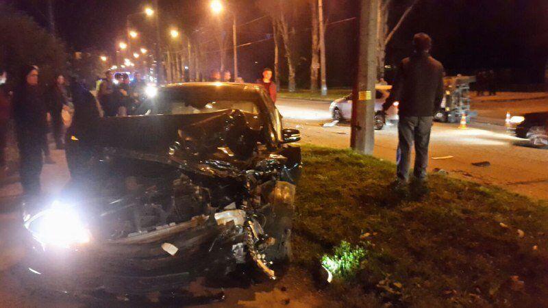 В Запорожье в результате столкновения перевернулся автомобиль с семьей