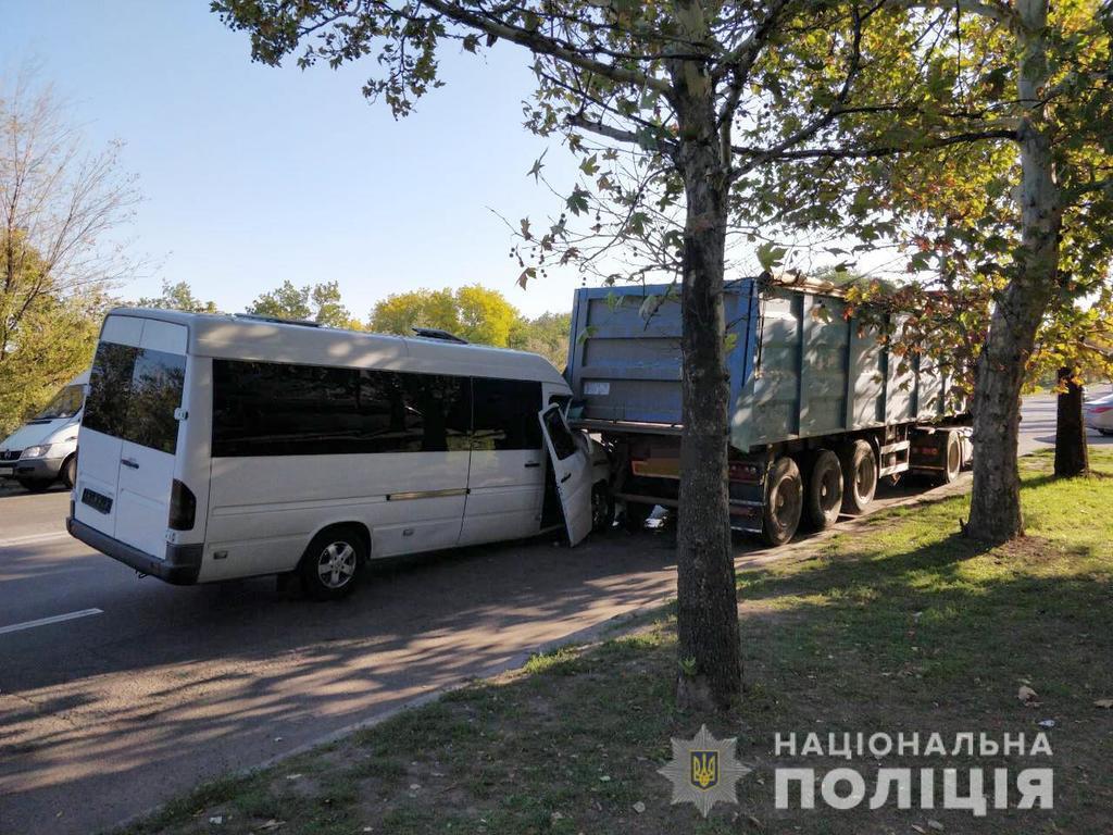В Николаеве автобус с детьми врезался в грузовик