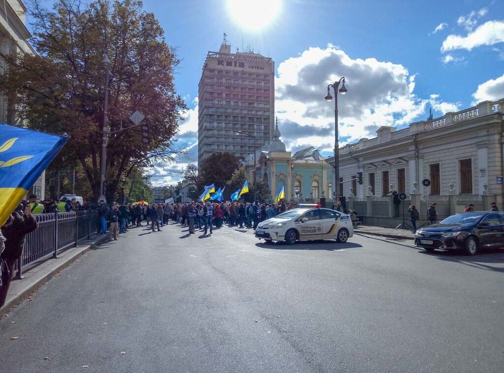 В Киеве сотни ученых заблокировали правительственный квартал: что происходит