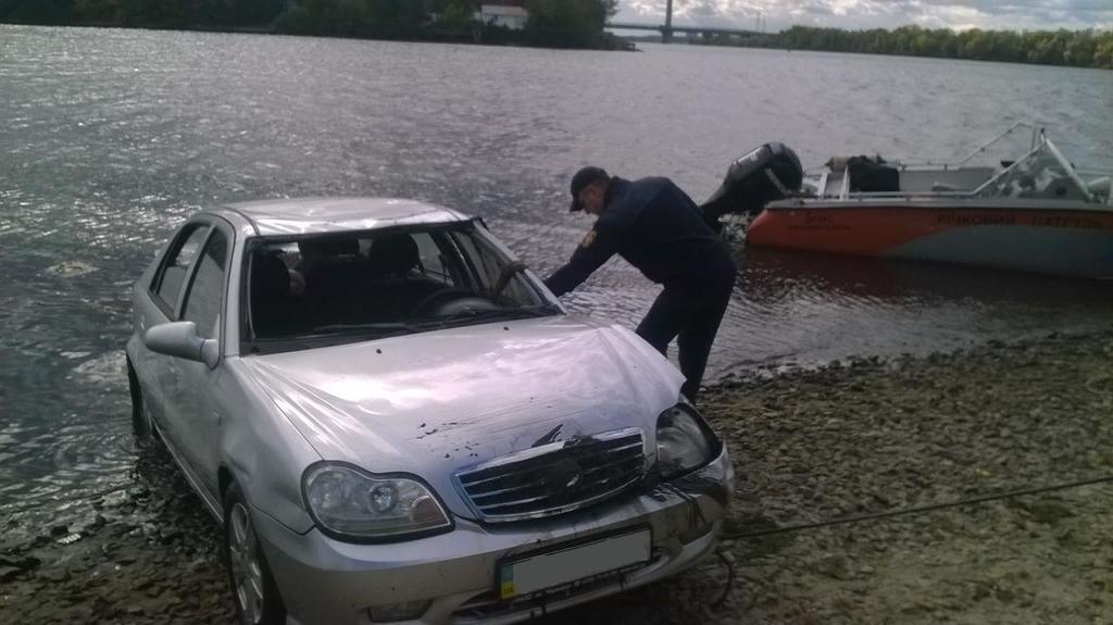 В Киеве из Днепра вытащили автомобиль с трупом