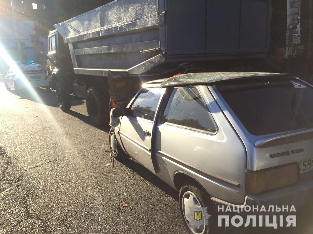 Запорожанка въехала в припаркованный "КамАЗ":  пострадали трое детей (ВИДЕО)