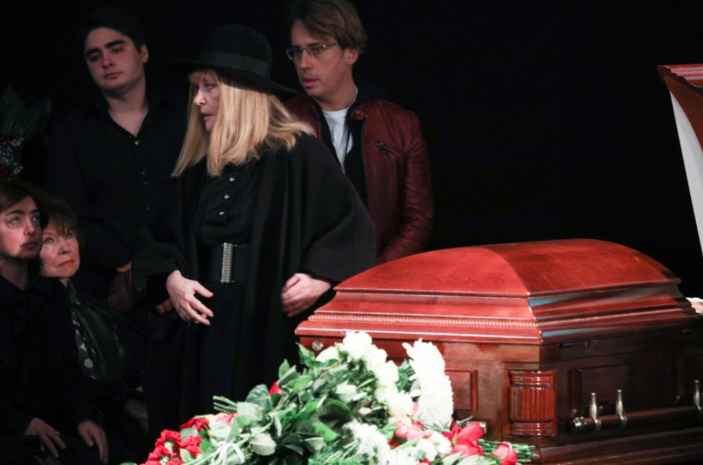 Пугачева и Галкин на похоронах Карцева