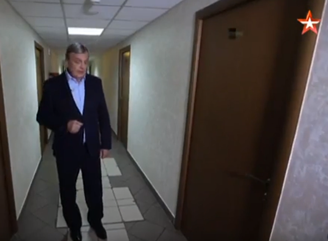 Три кровати и стол: появились фото комнаты ''разведчика'' Путина