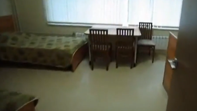 Три кровати и стол: появились фото комнаты ''разведчика'' Путина