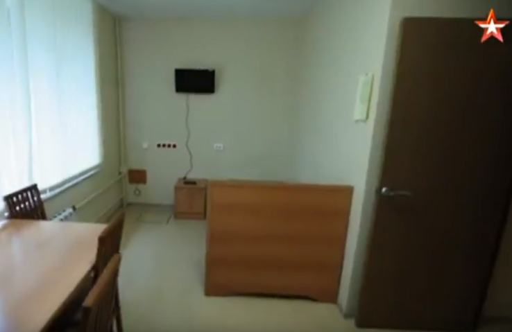 Три кровати и стол: появились фото комнаты ''разведчика'' Путина