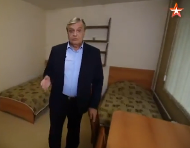 Три кровати и стол: появились фото комнаты ''разведчика'' Путина