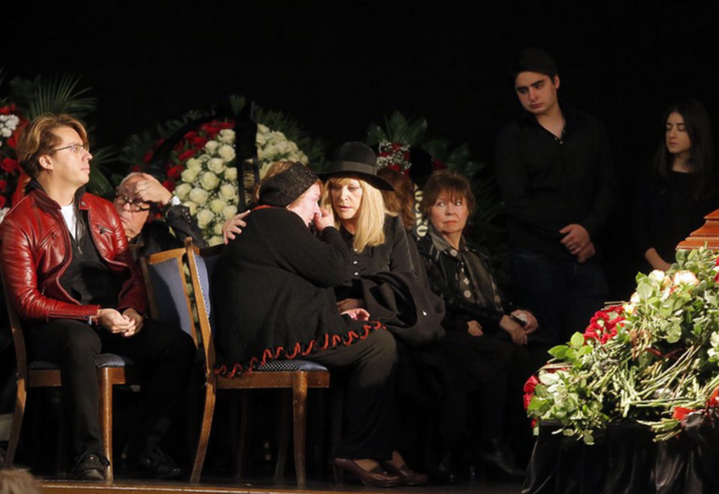 Пугачова і Галкін на похоронах Карцева