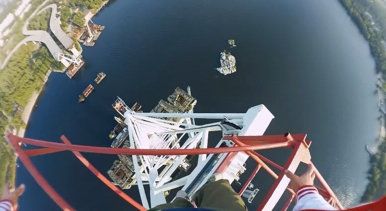 В Запорожье экстремалы поднялись на 200-метровый кран: сумасшедшее видео