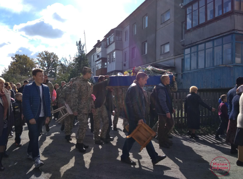 Під Житомиром поховали трагічно загиблого бійця ЗСУ: фото і відео