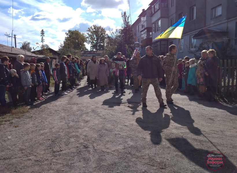 Під Житомиром поховали трагічно загиблого бійця ЗСУ: фото і відео