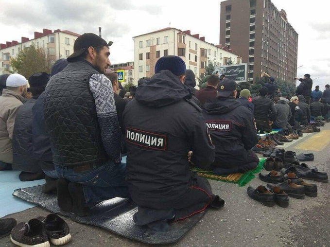 Полиция совершает намаз в месте с протестующими в Ингушетии