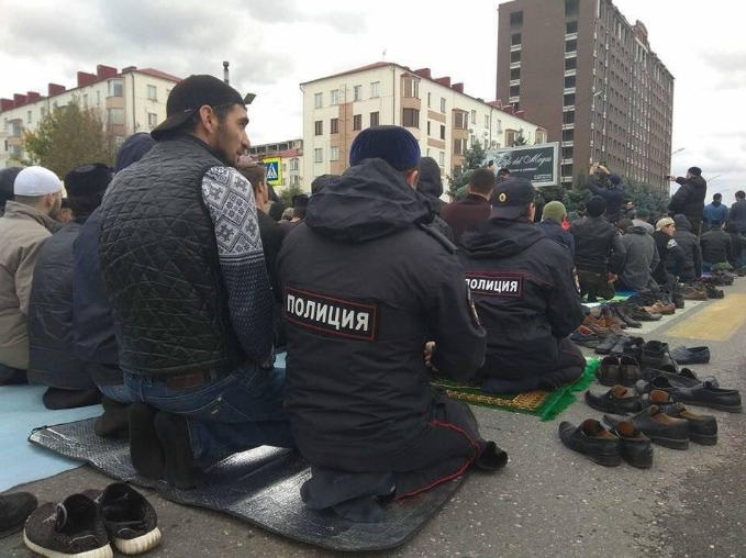 Поліція здійснює намаз в місці з протестуючими в Інгушетії