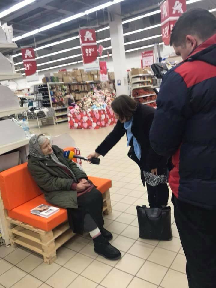 История с читающей в супермаркете Киева бабушкой приняла неожиданный поворот