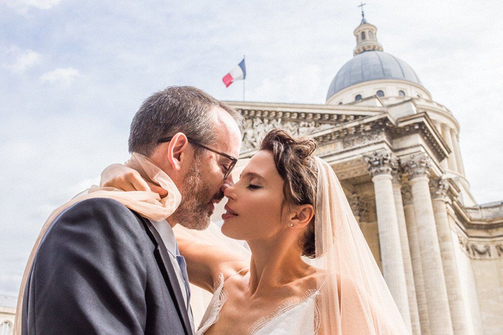 Українська письменниця вийшла заміж у розкішній сукні: яскраві фото