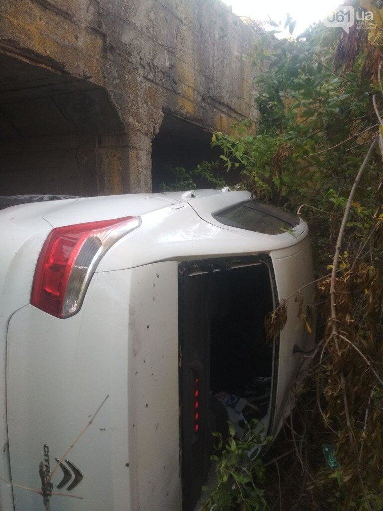 В Запорожье Citroen с девушкой-водителем внутри перевернулся и упал в водосток