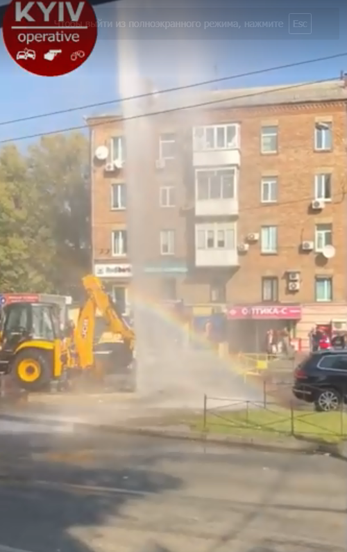 В Киеве забил фонтан высотой с 5-этажный дом: момент попал на видео