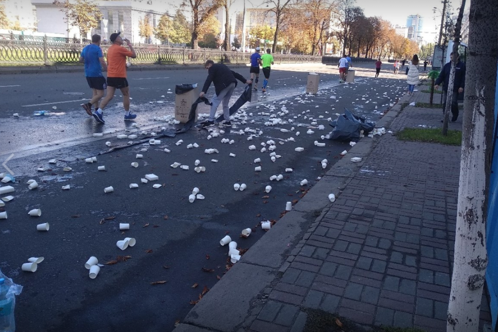 Після спортивного марафону в Києві залишилися гори сміття