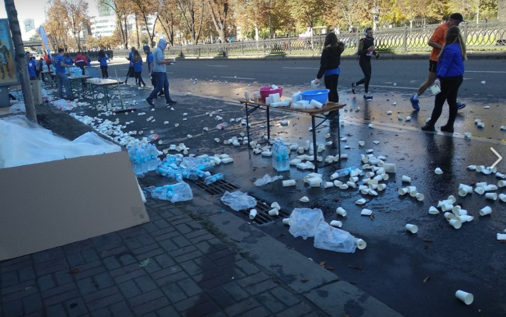 После спортивного марафона в Киеве остались горы мусора