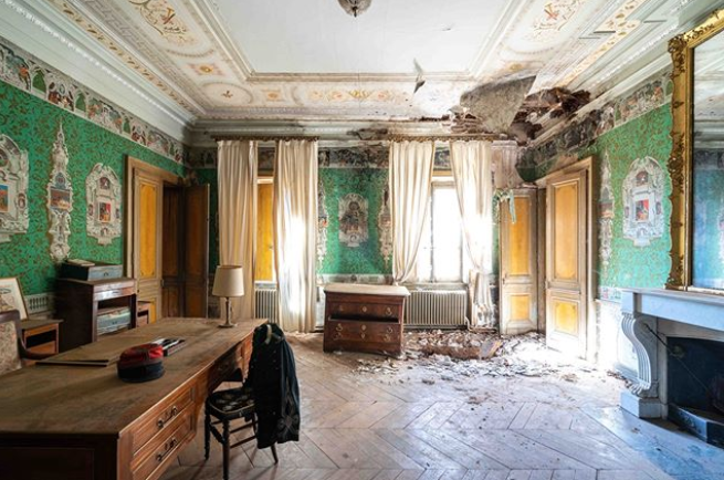 Фотограф показал завораживающие снимки заброшенных особняков Европы