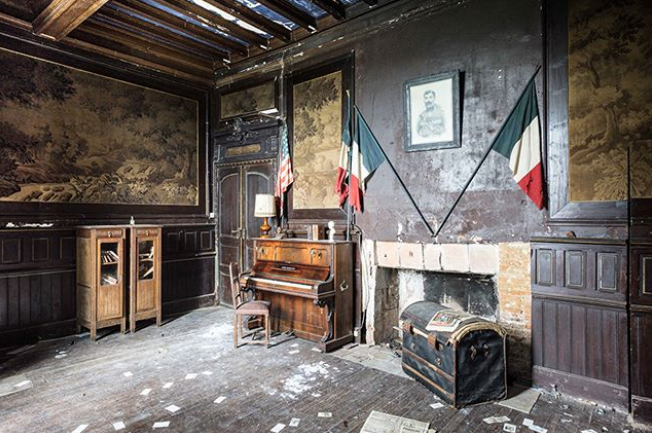 Фотограф показал завораживающие снимки заброшенных особняков Европы