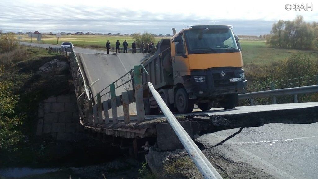 Второй за день: в России обвалился еще один мост