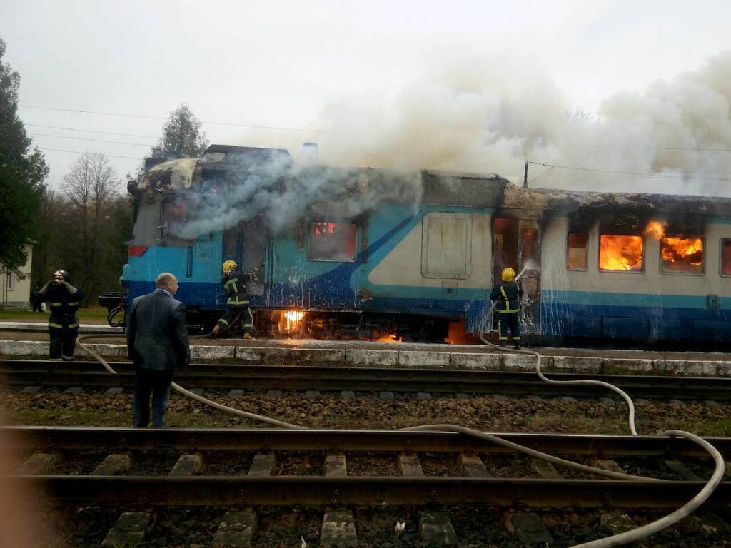 На Ривненщине загорелся поезд с людьми: фото и видео мощного пожара