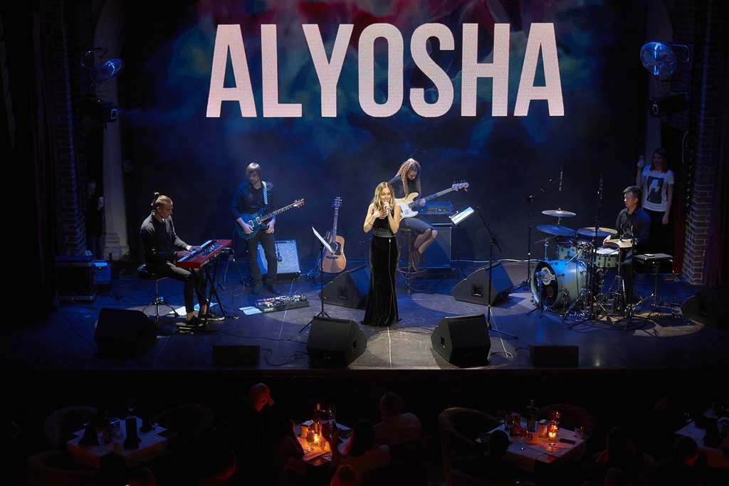 Главный и самый дорогой зритель: концерт Alyosha впервые посетил её младший сын