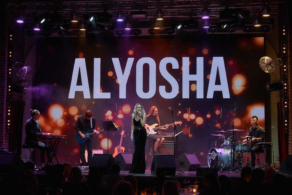 Главный и самый дорогой зритель: концерт Alyosha впервые посетил её младший сын