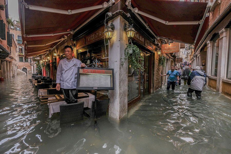 "Море по колено": как живет затопленная Венеция. Фоторепортаж