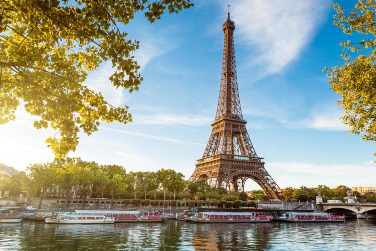 В Париже продадут часть Эйфелевой башни: подробности
