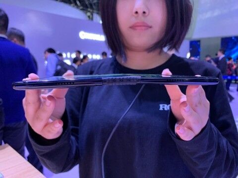 Обошли Apple: китайцы показали первый в мире сгибаемый смартфон