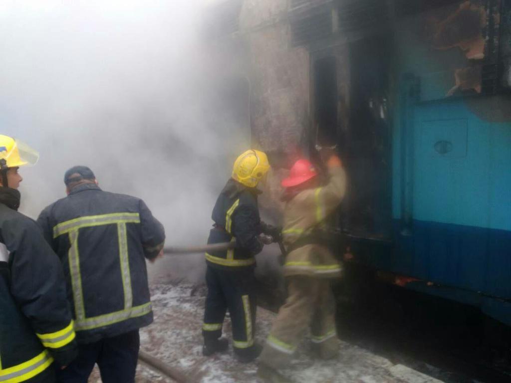 На Ривненщине загорелся поезд с людьми: фото и видео мощного пожара