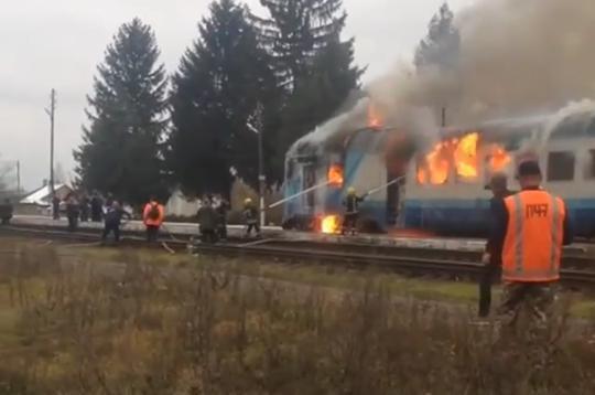 На Рівненщині загорівся потяг із людьми: фото та відео сильної пожежі