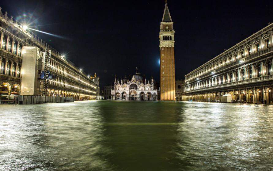 "Море по коліна": як живе затоплена Венеція. Фоторепортаж