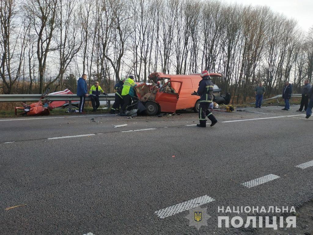 Под Ривне автобус влетел в грузовик: есть жертвы. Первые кадры с места ДТП