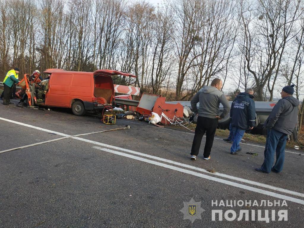 Под Ривне автобус влетел в грузовик: есть жертвы. Первые кадры с места ДТП