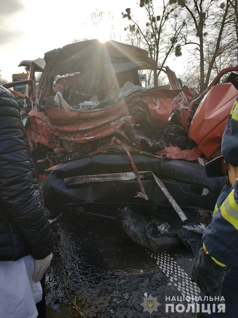 Під Рівним автобус влетів у вантажівку: є жертви. Перші кадри з місця ДТП