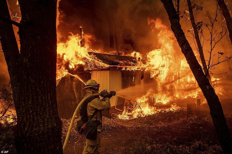Адский пожар в Калифорнии молниеносно набирает обороты: новые страшные фото 