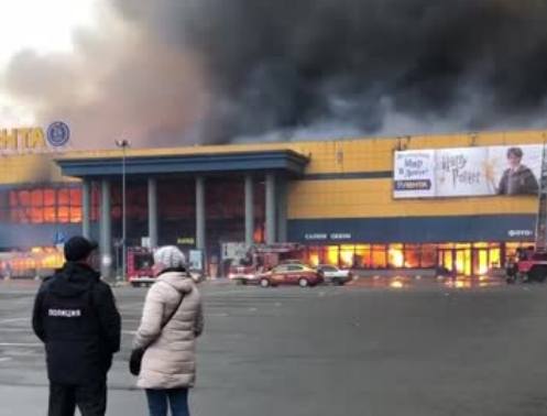 Подняли вертолеты: в России вспыхнул большой ТЦ. Фото и видео огненного ада