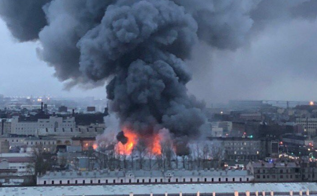 Подняли вертолеты: в России вспыхнул большой ТЦ. Фото и видео огненного ада