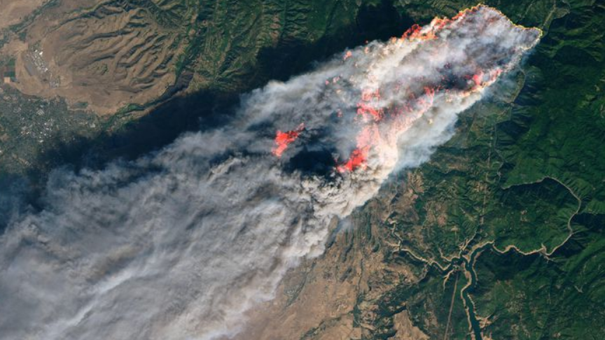 Вигоріло ціле місто: у Каліфорнії вирує найбільш руйнівна пожежа. Свіжі фото та відео