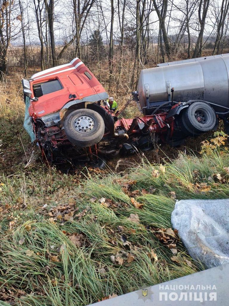 Під Рівним автобус влетів у вантажівку: є жертви. Перші кадри з місця ДТП