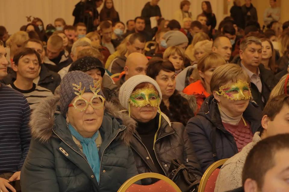 Натовпи пенсіонерів і карнавальні маски: в Дніпрі зустріч партії УКРОП перетворилася на фарс