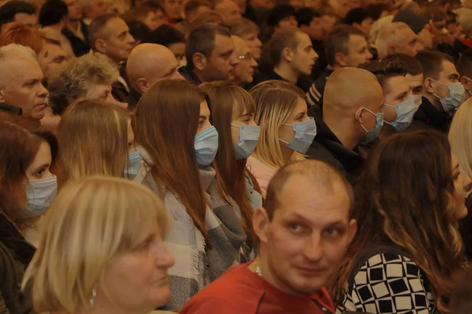 Толпы пенсионеров и карнавальные маски: в Днепре встреча партии УКРОП превратилась в фарс